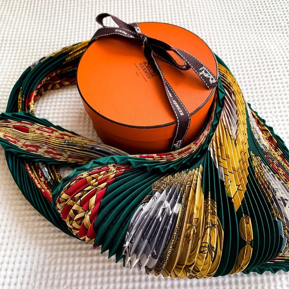 Hermès Carré 90 Pleated Feux de Route NWOT - Picture 1 of 6